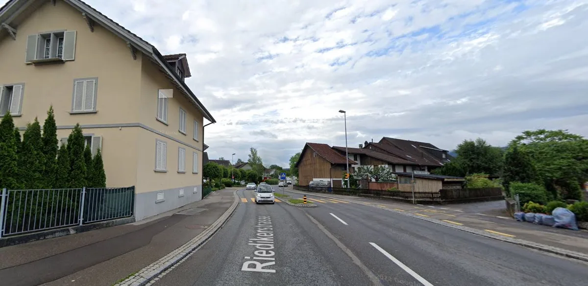 Sicht auf die Riedikerstrasse in Riedikon mit viel Verkehr.